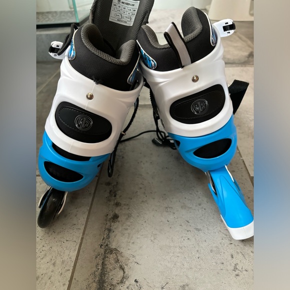 Metroller, Roller blades in great condition that is black and blue. - Picture 3 of 5